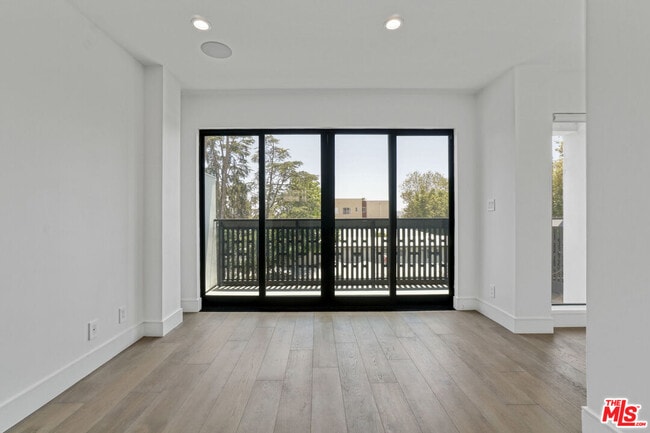 Building Photo - 1445 1/2 N Martel Ave