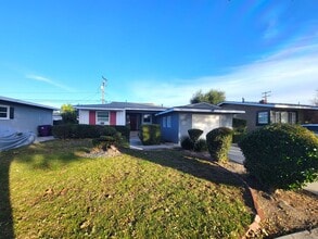 Building Photo - 2862 Knoxville Ave