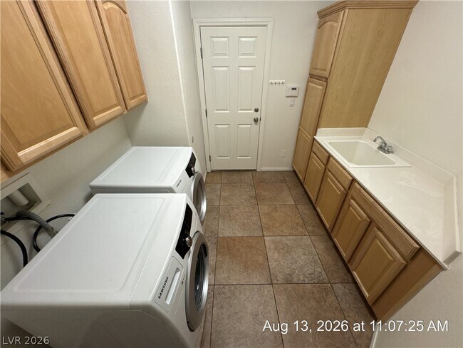 Building Photo - 2768 Craigmillar St