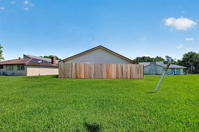 Building Photo - 2223 Courtney Ct