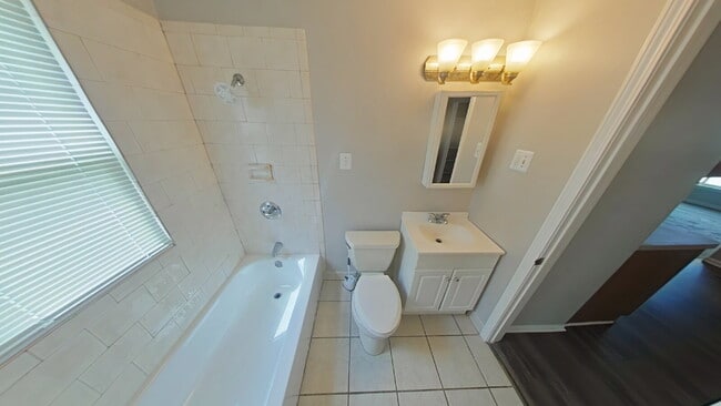 Building Photo - "3-Bedroom Retreat in Roseville – Spacious 1300 Sq Ft Home!"