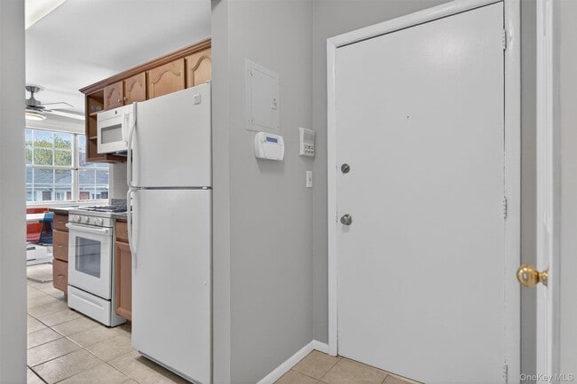 Building Photo - 31 Doxbury Ln