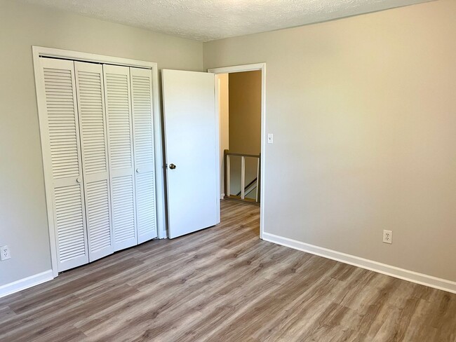 Building Photo - Welcome to this charming 2-bedroom, 1.5-ba...