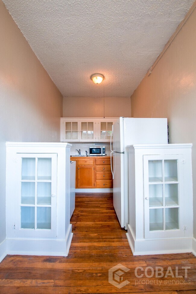 Building Photo - 674 Somerset Terrace NE