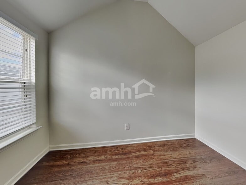 Building Photo - 1568 Pebble Ridge Dr