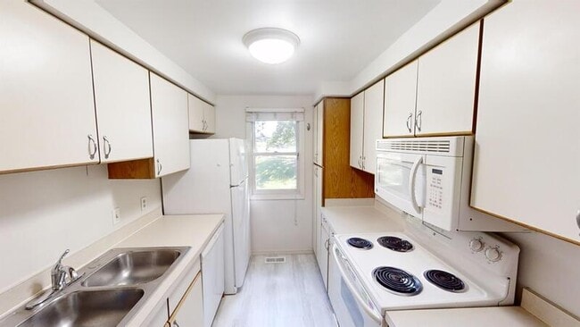 Building Photo - 455 Village Oaks Ct