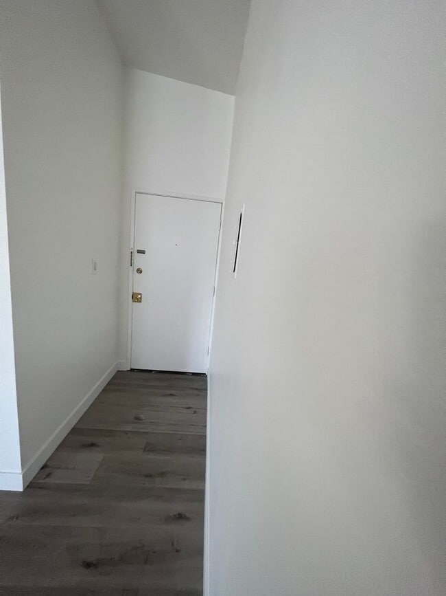 Building Photo - 6506 Balboa Blvd