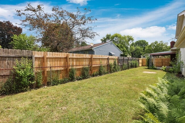 Building Photo - 3150 Vauxhall Dr