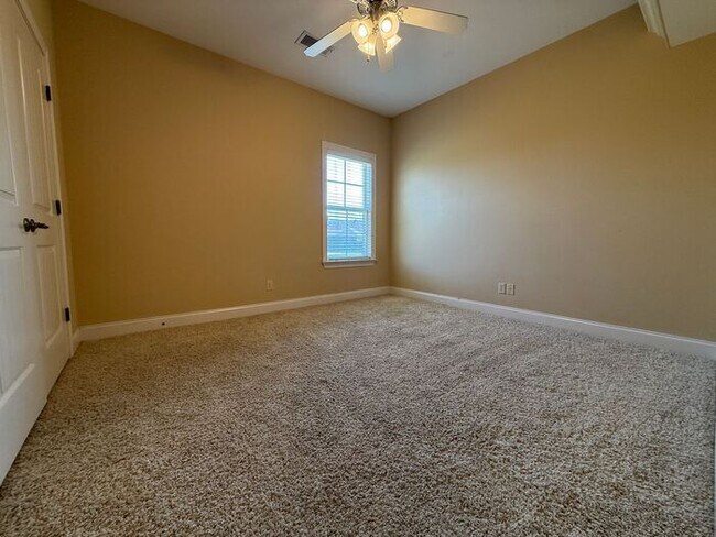 Building Photo - GORGEOUS HOME IN RUSTLING OAKS JUST MINUTES FROM MEMPHIS