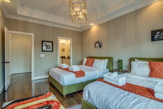 Building Photo - Beautifully appointed 3-bedroom furnished townhome in sought-after Hillsboro Village!