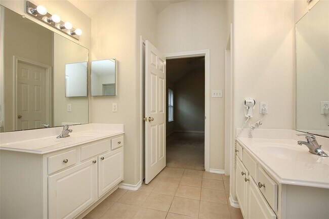 Building Photo - 14 Delphinium Pl