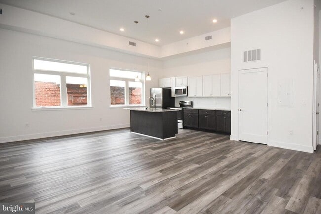 Building Photo - 6164 Ridge Ave