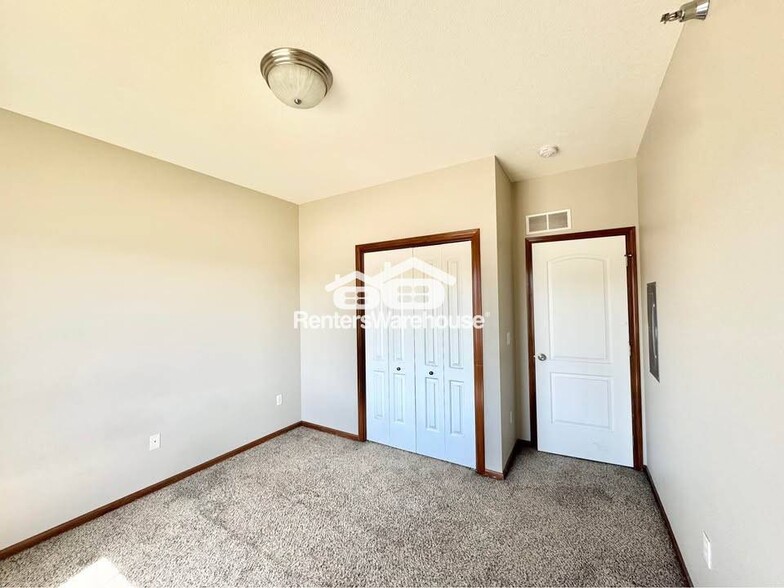Building Photo - 1624 NW Prairie Lakes Dr