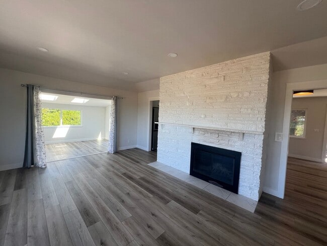 Building Photo - 546 Fir Ave