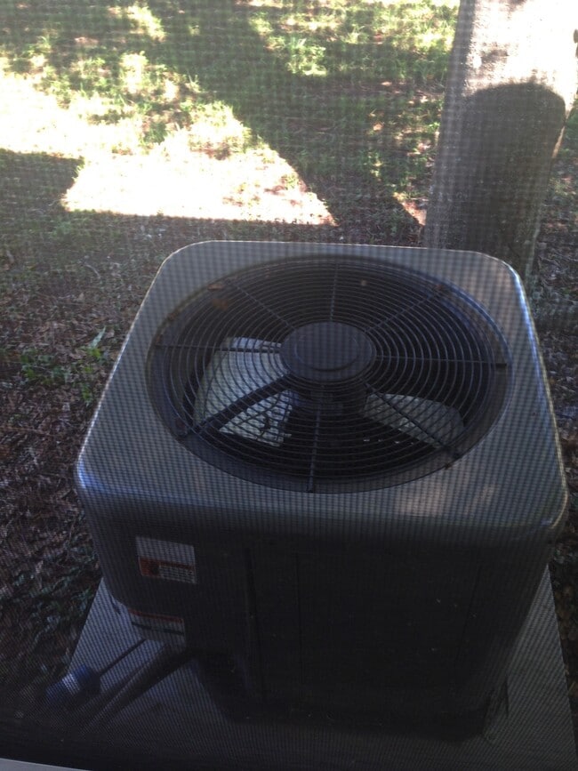 Building Photo - 3 Bed 1 Bath Home | Pet Friendly | Washer Dryer Hook Ups | Section 8 Welcome