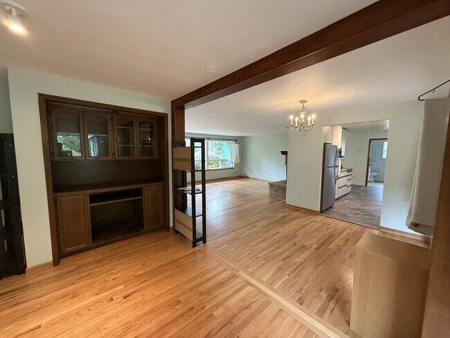 Building Photo - Extremely Spacious 3 bedroom Home Located in Edmonds