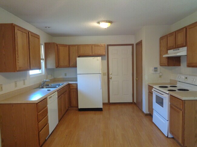 Building Photo - Great 3 Bedroom House Near Lake Shawnee