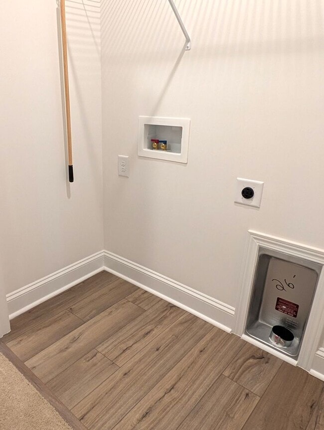 Building Photo - Beautiful, 2 story, end-unit, Townhome located in the Bell Glen Community!