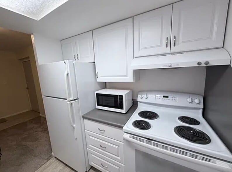 Building Photo - 1150 Golden Cir