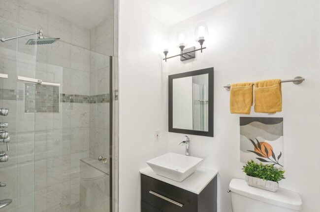 Building Photo - Large Sunny Eckington Three Bed/Three Bath Interior Rowhouse Condo Home