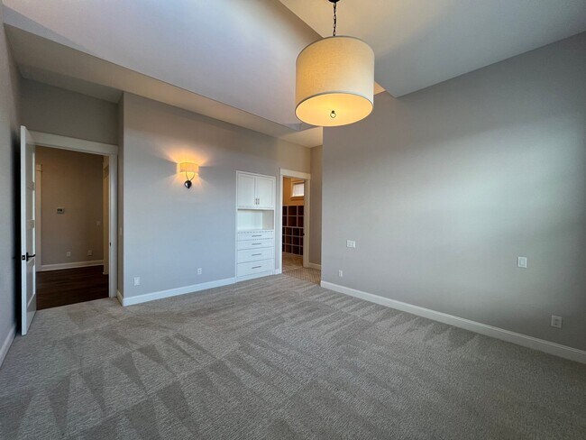 Building Photo - Beautiful, Custom home in the heart of Jacksonville | Available Now