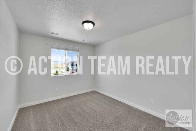 Building Photo - Single Family Home in Syracuse!