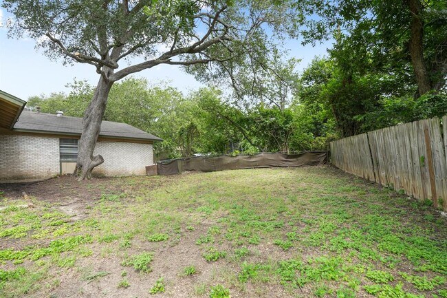Building Photo - 1404 Valleyridge Cir