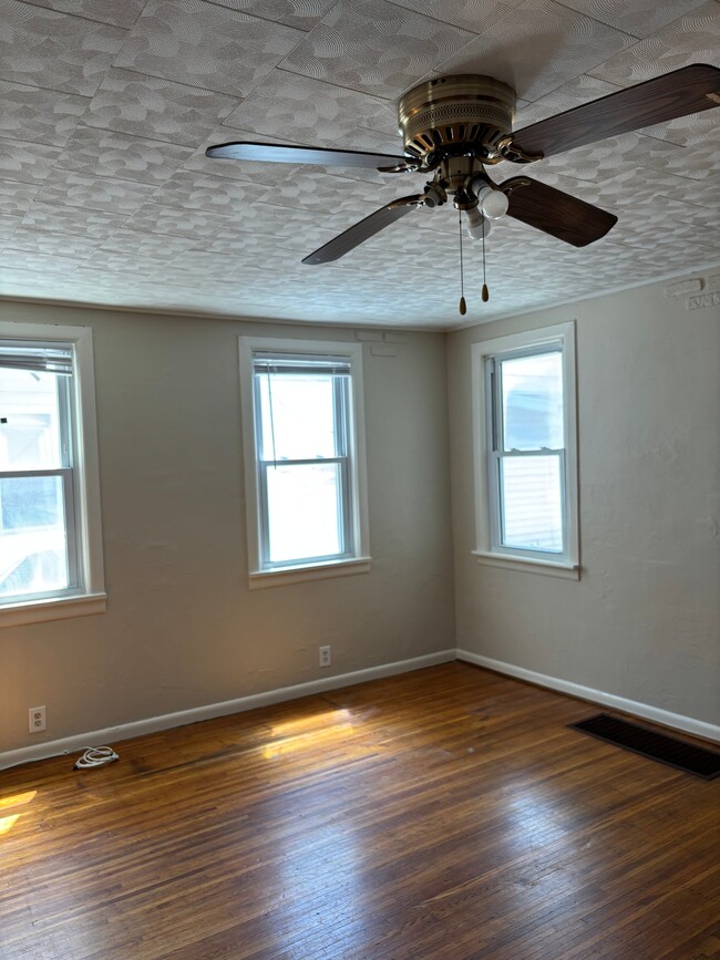 Building Photo - 10 Kestrel St