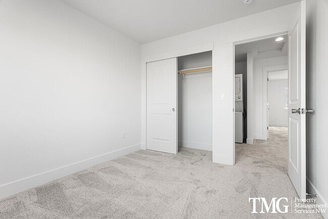 Building Photo - 977 Creer Way
