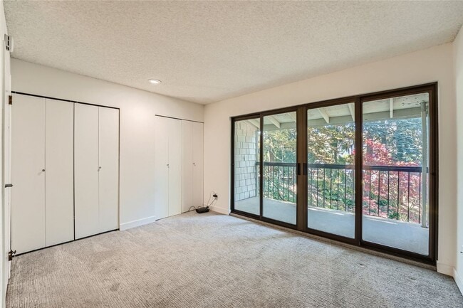 Building Photo - Live on the Lakeview Drive next to Lake Ballinger!