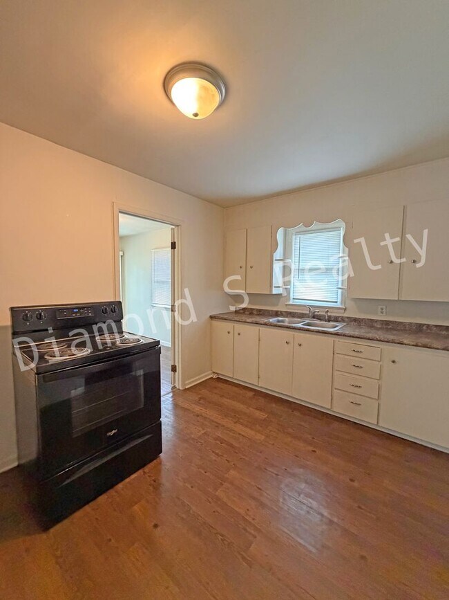 Building Photo - Howard Duplex