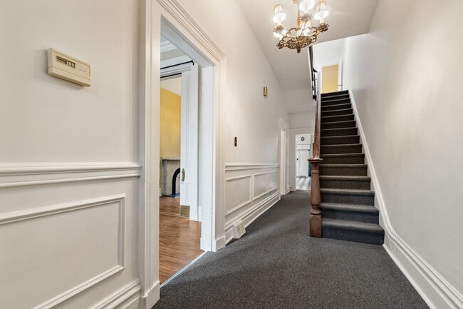 Building Photo - Charming - Manchester Home