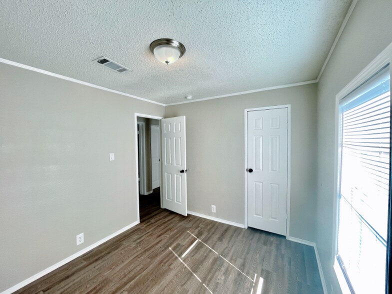 Building Photo - 11815 Greensbrook Forest Dr