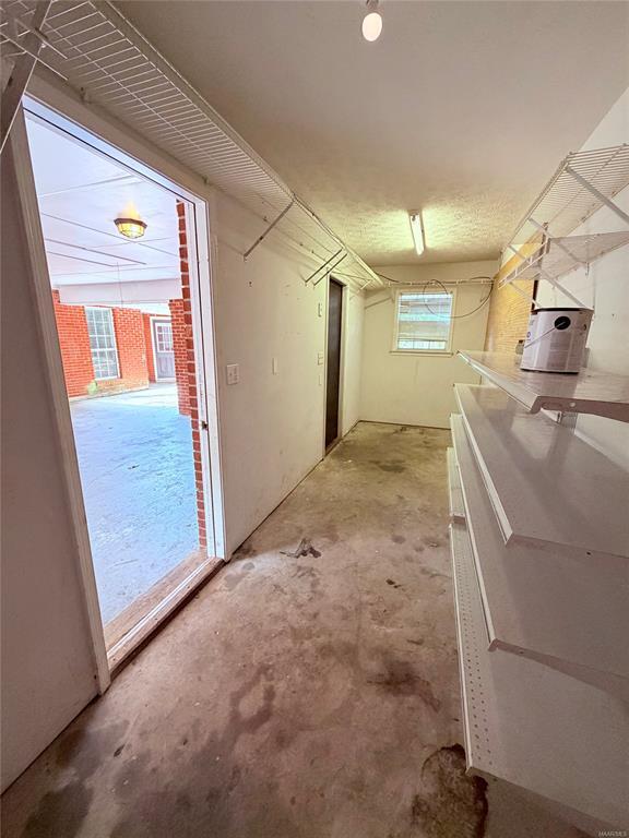 Building Photo - 11 Twin Oaks Ln