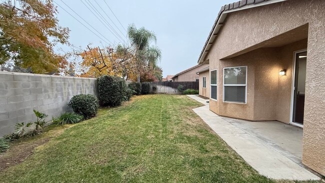 Building Photo - 3 Bedroom, 2 Bathroom Home in Desirable Tulare Neighborhood