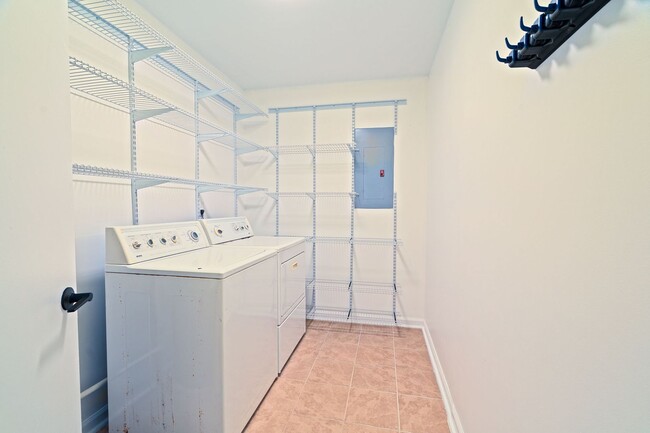 Building Photo - Modern Comfort on James Island!