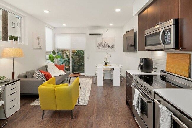 Building Photo - 915 14th Ave