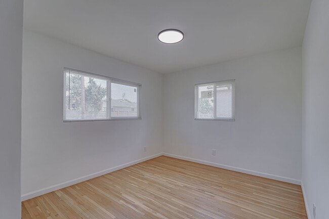 Building Photo - Newly Remodeled East Side Home!