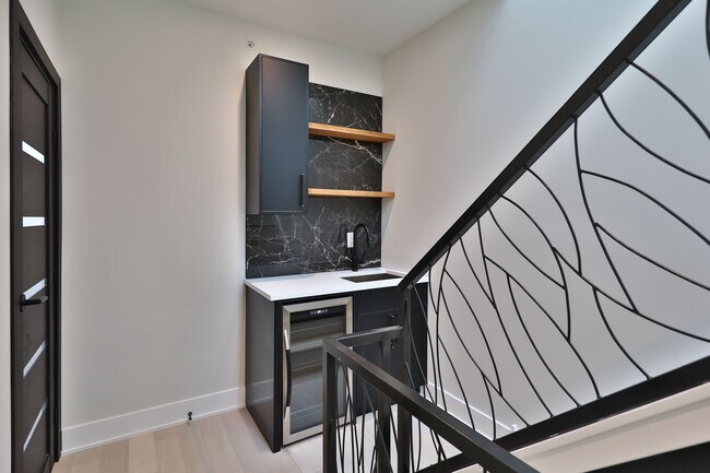 Building Photo - 2541 Turner St