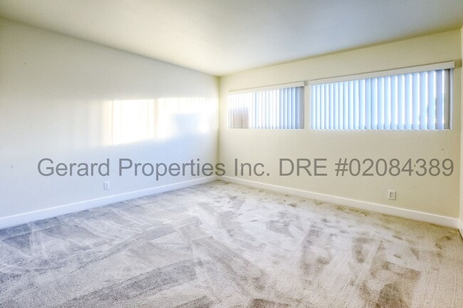 Building Photo - 3 bedroom Townhome with downstairs primary...
