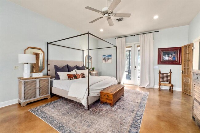 Building Photo - 2300 W Fitzhugh Rd