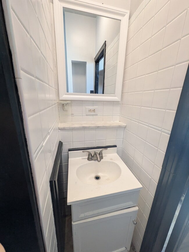 Building Photo - Newly Updated 3 bedroom in Carrick! Section 8 is considered