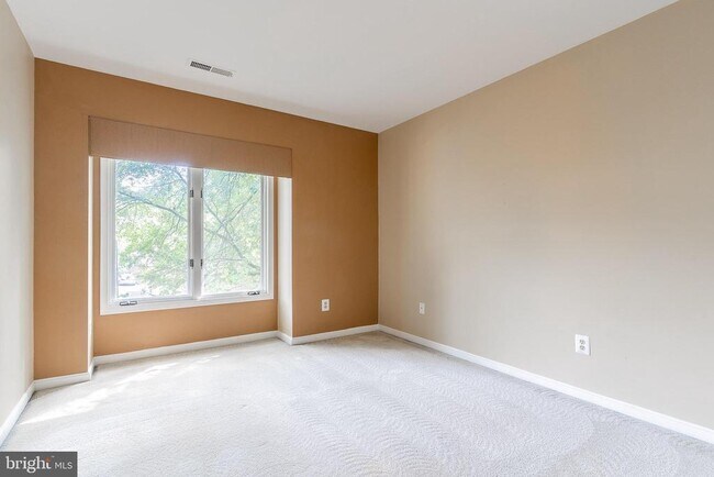 Building Photo - 4018 Lake Glen Rd