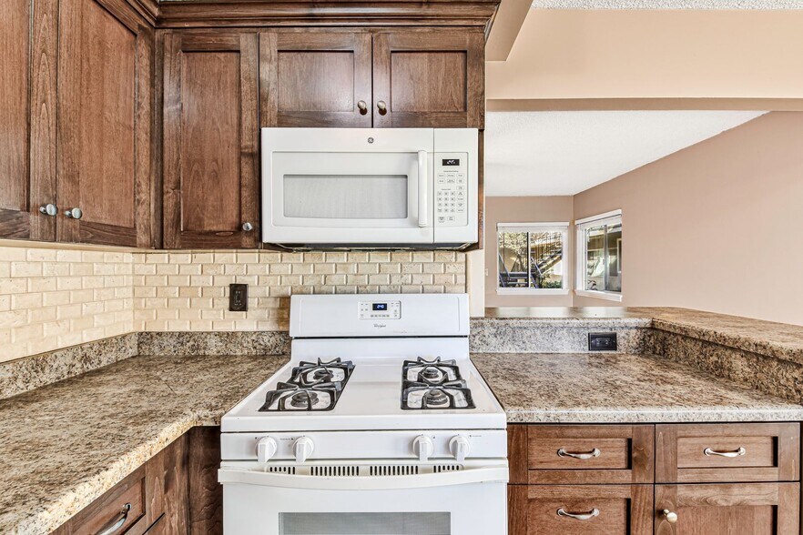 Building Photo - 1427 W Parade St