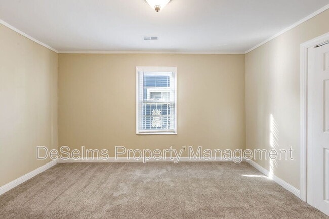 Building Photo - 922 Wedgewood Ave