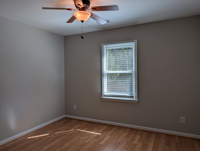 Building Photo - Cozy 2 story, 5 bedroom, 3.5 bathroom hous...