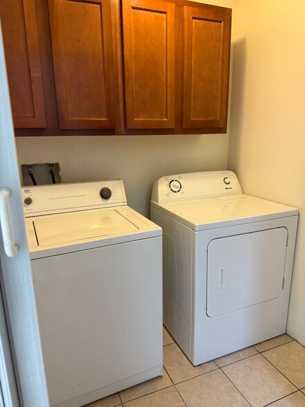 Building Photo - 1416 E Elm St