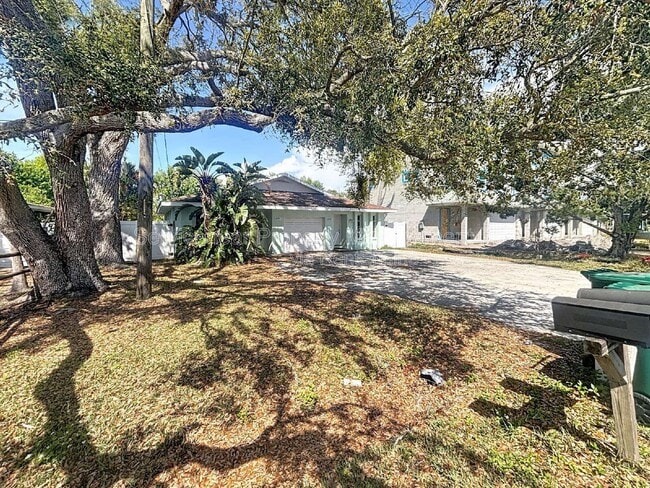 Building Photo - 10597 101st Ave