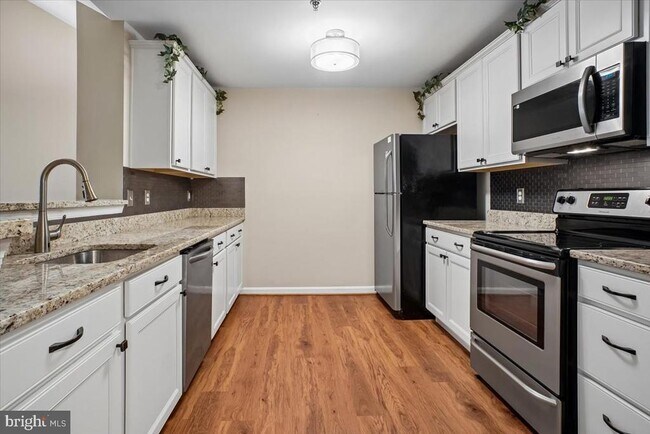 Building Photo - 1100 Quaker Hill Dr