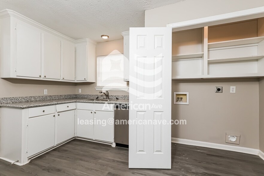 Building Photo - 335 Dewitt Ave